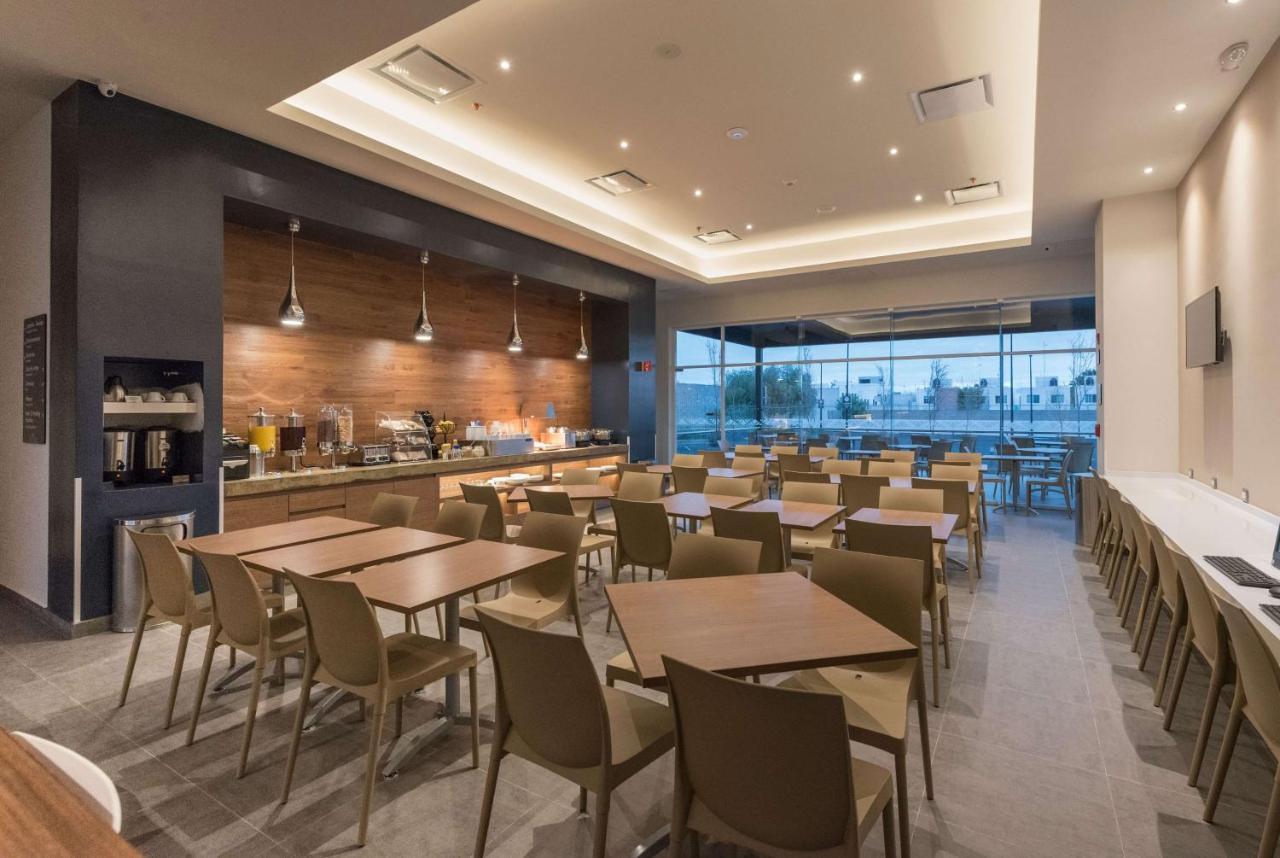 Microtel Inn & Suites By Wyndham Guadalajara Sur Palomar Екстериор снимка